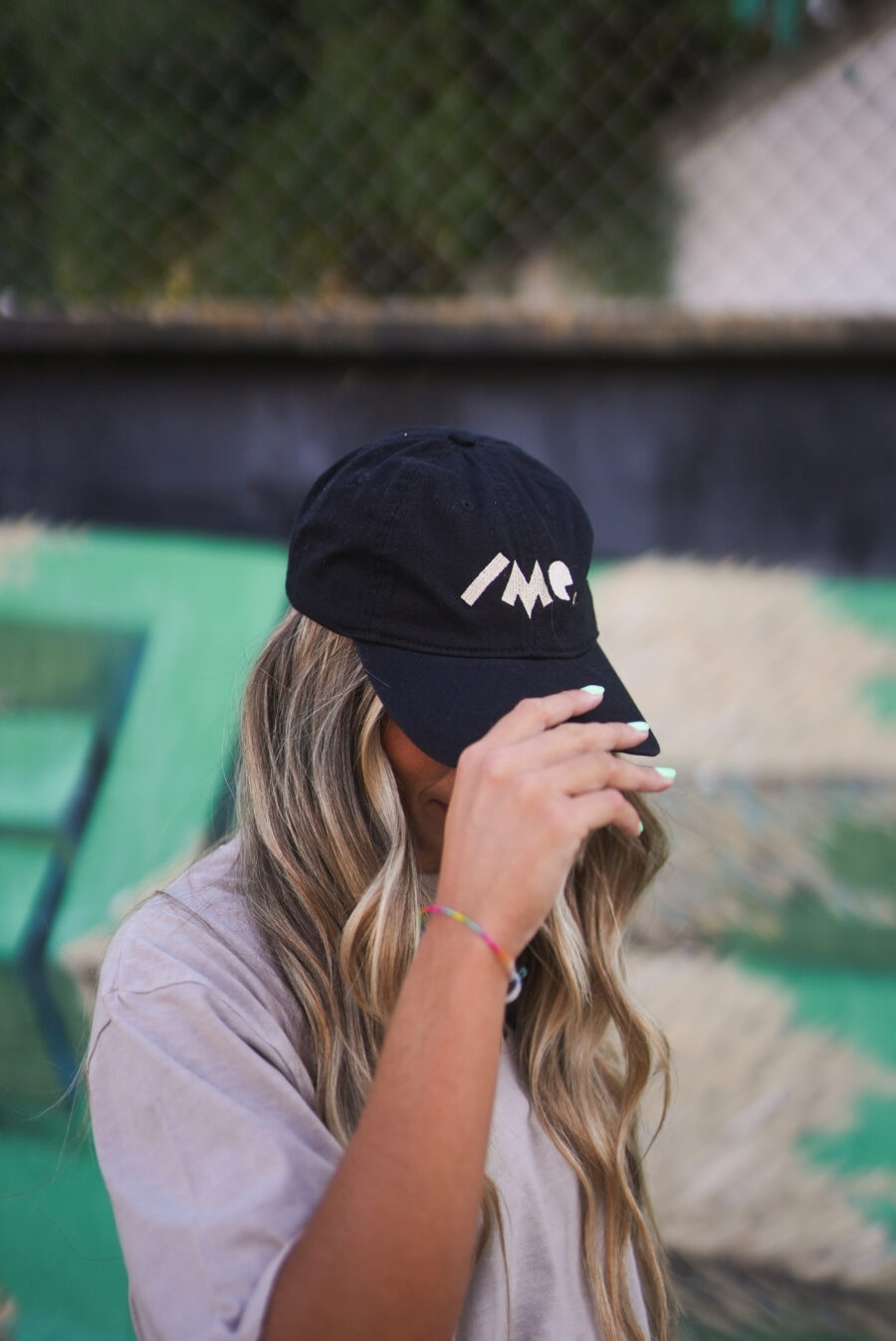 GORRA - /DO SE LE VERÍA COMO COMIENZA DE CERO